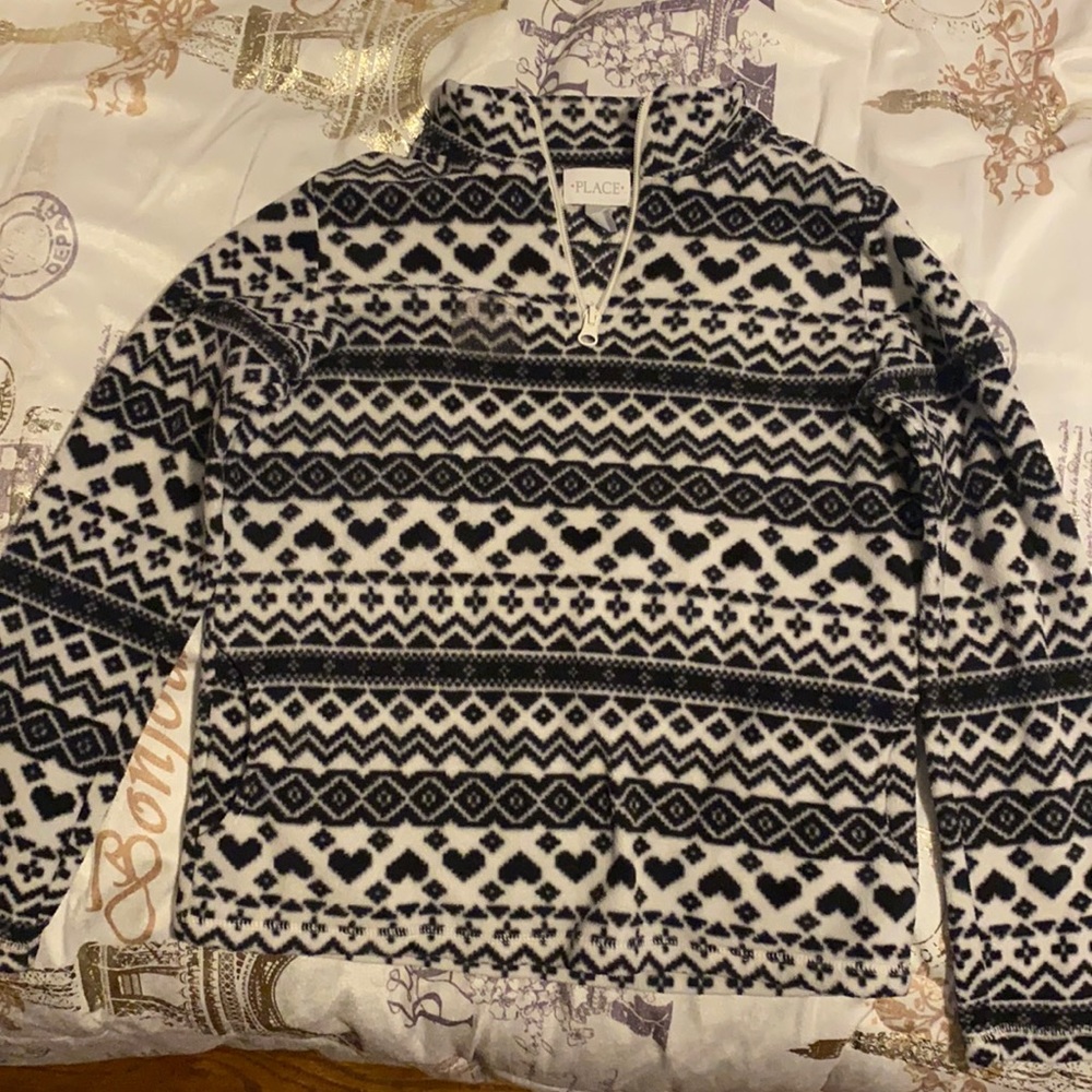 Cute sweater that zips up in the front area !